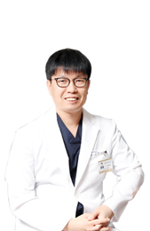 사람, 남자, 실내, 정장이(가) 표시된 사진

자동 생성된 설명