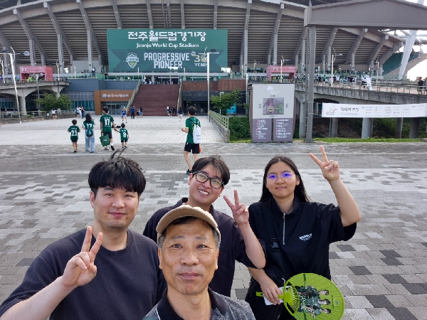 2024-7월 졸업생들과 축구장 대표이미지