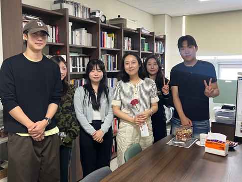 2026년 5월 15일 스승의날 카네이션 전달 대표이미지