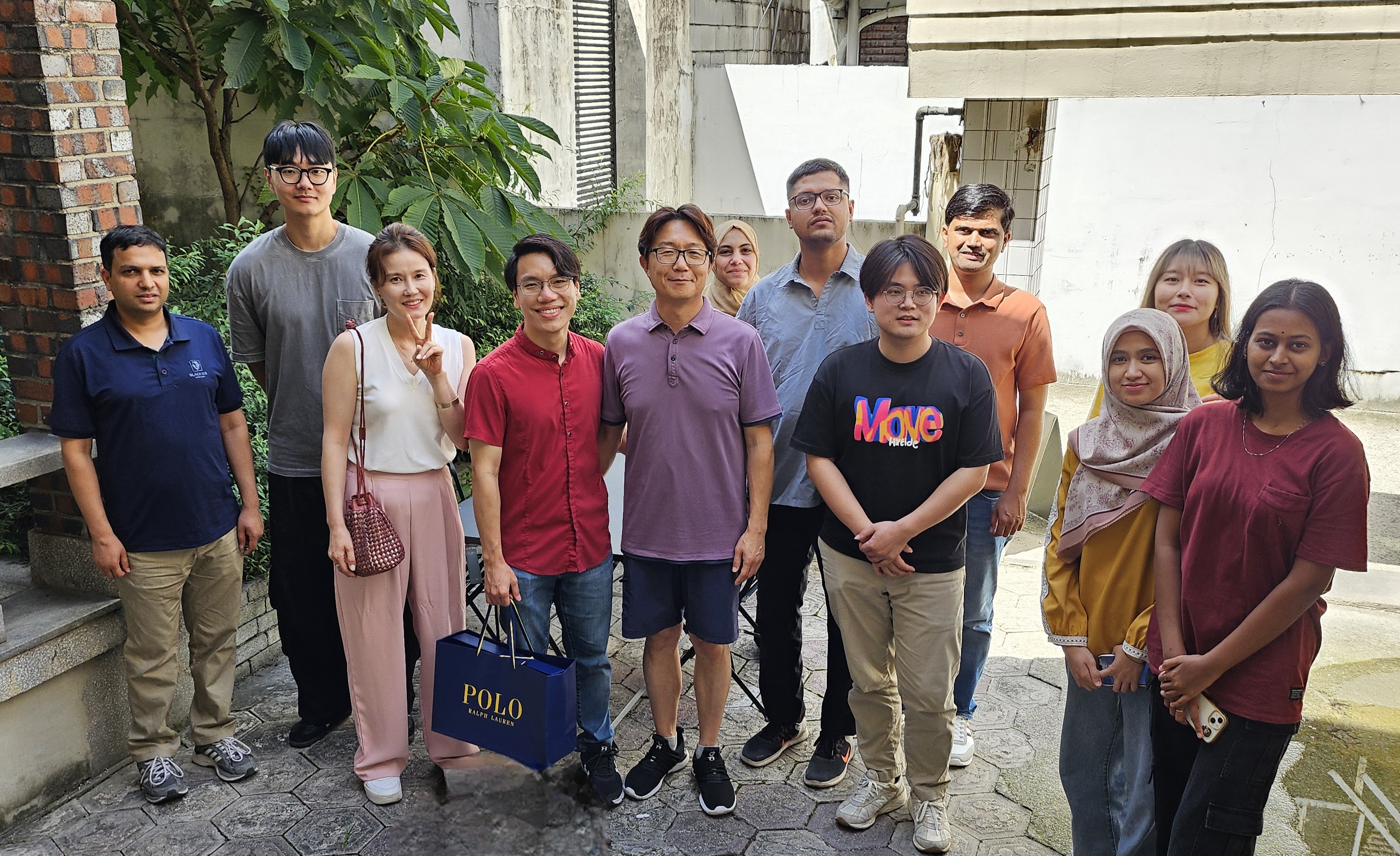 Dr. Lee Farewell  대표이미지