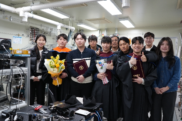 졸업과 취업을 축하합니다. 대표이미지